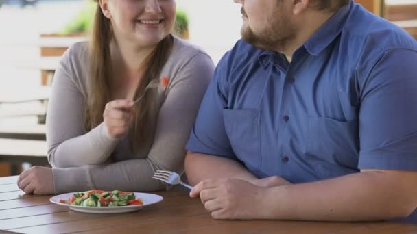 漂亮的微笑的女人喂养男朋友与蔬菜沙拉 健康的食物 — 图库视频影像
