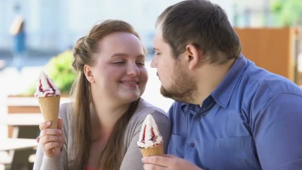 Romantische Paar Nuzzling Zoete Consumptie Ijs Bedrijf Handen Diabetesrisico — Stockvideo