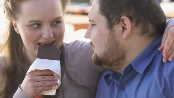 Happy Älskande Par Bita Choklad Och Nuzzling Hög Socker Mat — Stockvideo