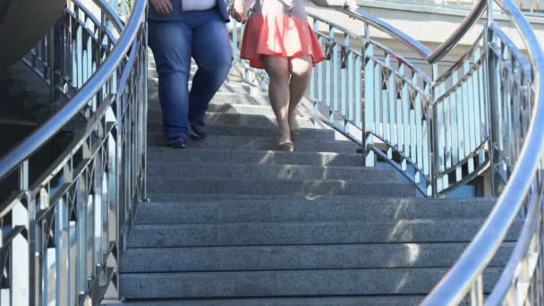 Couple Poids Excédentaire Descendant Les Escaliers Tenant Les Mains Corps — Video