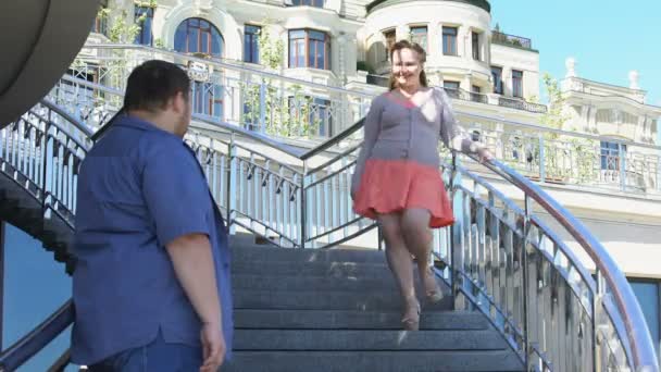 Mujer Con Sobrepeso Bajando Escaleras Abrazando Novio Cita Romántica Ciudad — Vídeo de stock