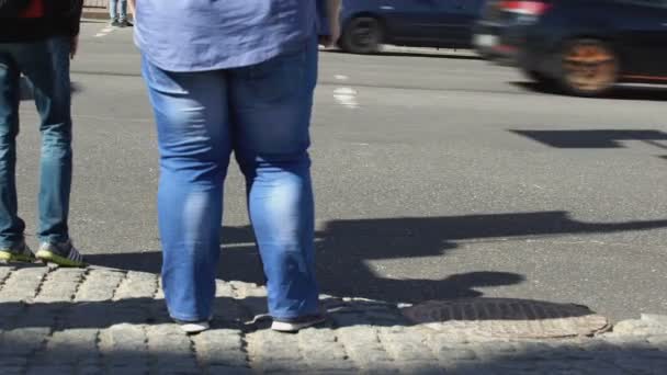 Fat Man Permanent Straat Sedentaire Levensstijl Effect Ongezonde Voeding — Stockvideo