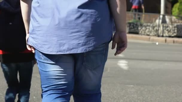 Kilolu Erkek Kapısı Şehir Yayalar Sağlık Bozukluğu Obezite Arasında — Stok video