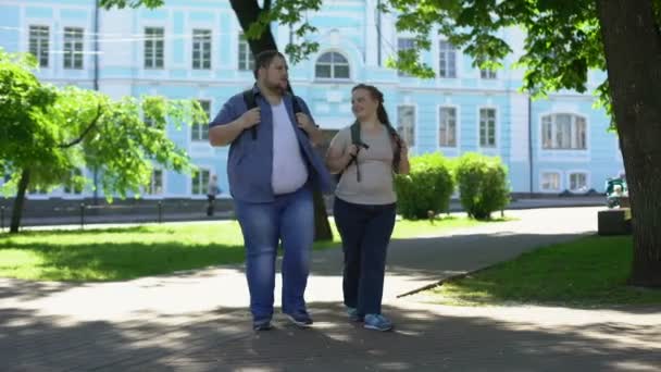 Student Mannelijke Vrouwelijke Wandelen Campus Park Flirten Datum Vet Paar — Stockvideo
