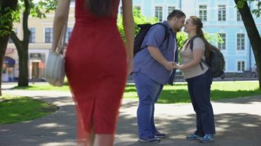 Şişman adam kırmızı tarafından obez kız kıskanç geçen güzel Bayan bakarak