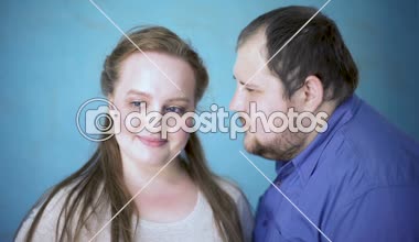 Kilolu erkek kız kulağına, duygularını ifade iltifat fısıldayan