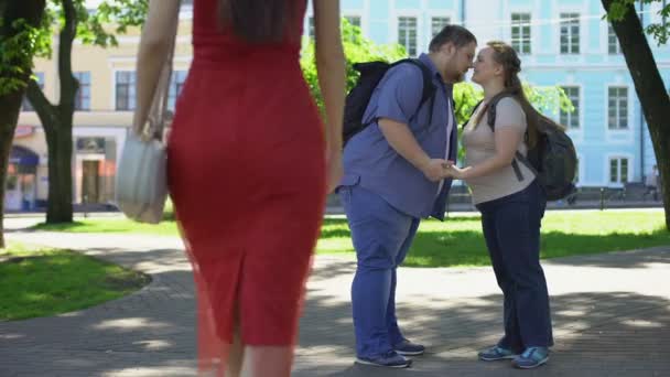 Gordo Olhando Para Bela Senhora Vermelho Passando Namorada Obesa Com — Vídeo de Stock