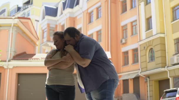 Hombre Obeso Abrazando Novia Tímida Relación Confianza Pareja Inseguridades — Vídeos de Stock