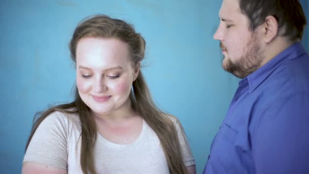 얼굴을 다듬어 뚱뚱한 친구를 — 비디오