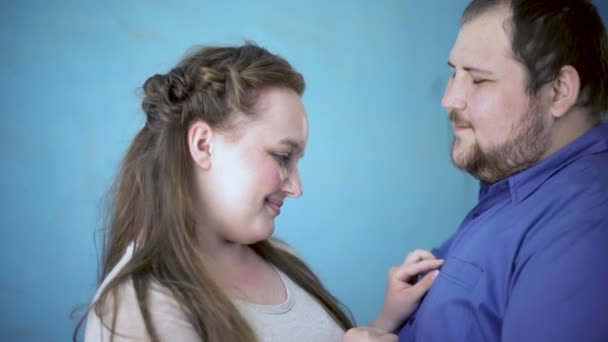 Fat Man Kussen Mooie Vriendinnen Wang Datum Flirt Romantische Attractie — Stockvideo