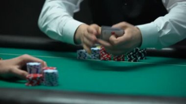 Krupiye ilgili kartları yeşil masada poker oyuncusu kombinasyonu kontrol