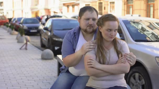 Skyldig Mannen Att Göra Med Upprörd Flickvän Sittande Gatan Bänk — Stockvideo