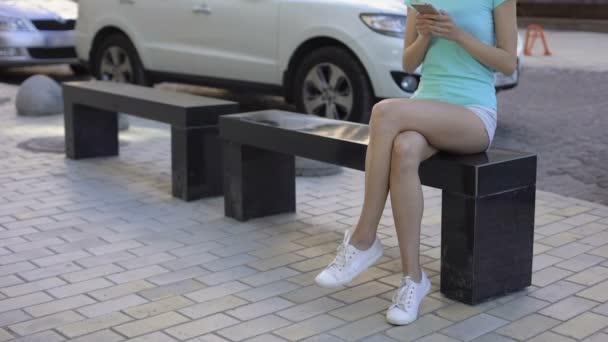 Belle Dame Avec Smartphone Détourner Gros Gars Assis Sur Banc — Video