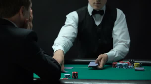 Rozrušený Muž Špatná Kombinace Pokeru Házení Karet Stole Slabá Ruka — Stock video