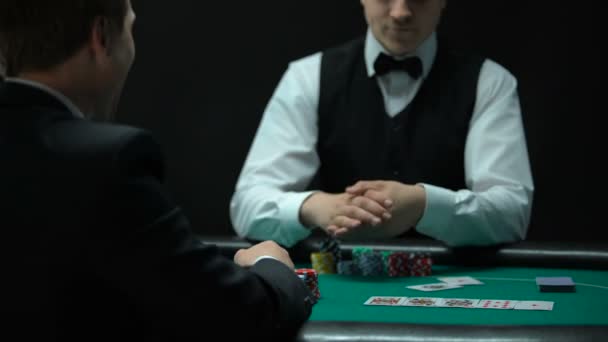 Glücklicher Pokerspieler Der Ein Paar Asse Auf Den Tisch Wirft — Stockvideo