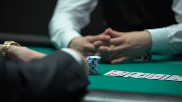 Riskabelt Pokerspelare Går All Satsa Pengar Och Hus Nycklar Missbruk — Stockvideo