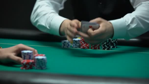Croupier Att Hantera Korten Gröna Bordet Pokerspelaren Kontrollera Kombination — Stockvideo