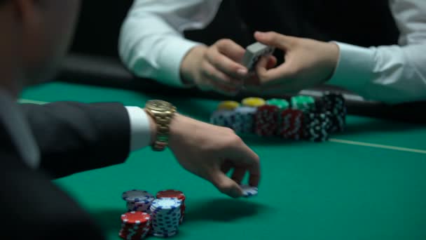 Uomo Affari Che Gioca Poker Casinò Ottenere Carte Possibilità Vincere — Video Stock