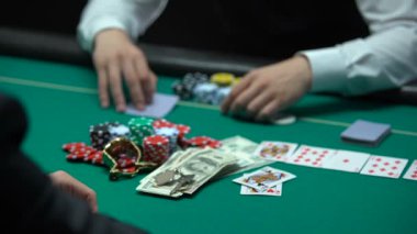 Üzgün casino oyuncu poker oyunu, profesyonel krupiye tüm fişleri alarak kaybetme
