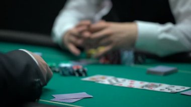 Poker oyun bağımlısı kişi bahis tüm para ve cips, kötü iş yatırım