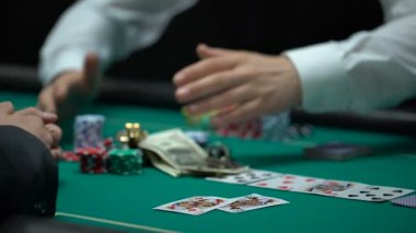Tüm fişleri ve para, üzgün poker oyuncu gösteren boş çanta alarak krupiye
