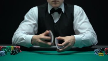 Ace, şanslı poker oyunu almak kartları ile casino satıcı karıştırma yapmak hileci