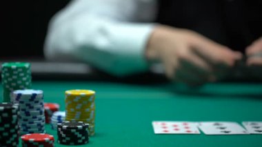 Casino satıcı kartları koyarak yeşil tablo, poker oyunu, kumar, yakın çekim üzerinde