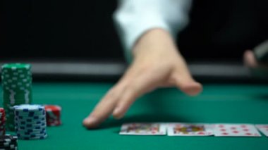 Krupiye poker kartları götürüp ve karıştırma el, casino ve kumar