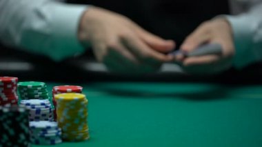 Profesyonel casino krupiye karıştırma ve kartlar, kumar, yakın çekim ilgili