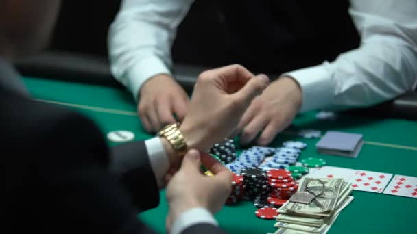 上瘾的扑克玩家去全押 博彩筹码 金钱和财产 — 图库视频影像