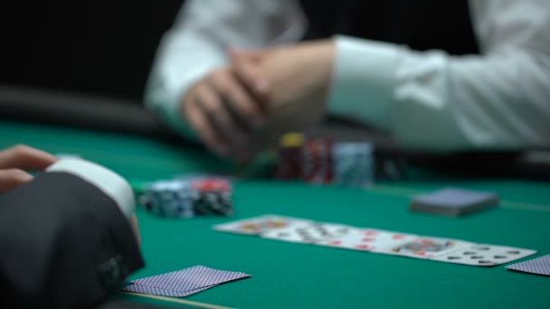 Näringsidkare Som Vadslagning Alla Marker Och Pengar Riskabelt Pokerspel Bluffa — Stockvideo