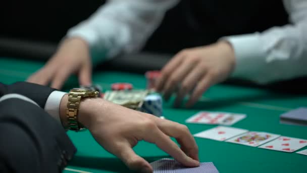 Professioneller Casinospieler Deckt Karten Auf Gewinnt Geld Und Haus Gute — Stockvideo