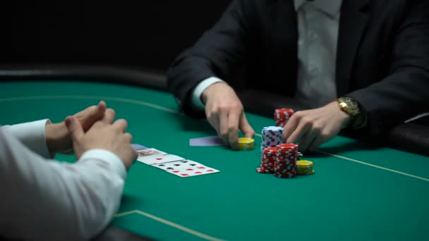 Πλούσιο Επιχειρηματία Κάνοντας Μεγάλα Στοιχήματα Παίζοντας Πόκερ Παράνομο Καζίνο Εθισμό — Αρχείο Βίντεο