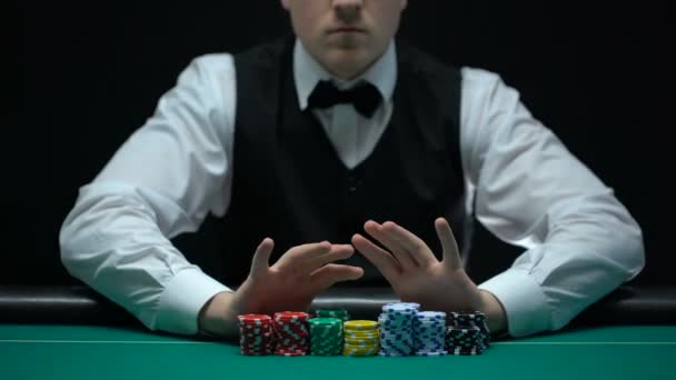 Masculino Croupier Movendo Chips Câmera Jogos Azar Negócios Chance Ganhar — Vídeo de Stock