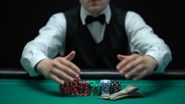 Krupiér Vzhledem Všem Vyhrajte Kasinový Hráč Neštěstí Bankrot — Stock video