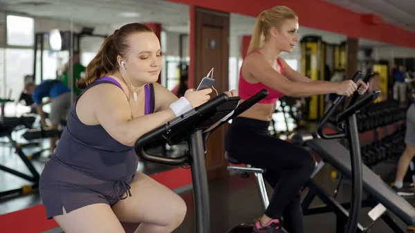 Fat Young Woman Using Fitness Mobile App While Training Lose — Stock Photo, Image