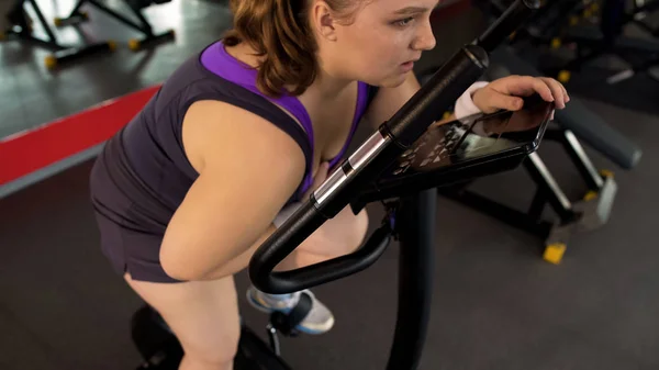 Big Plum Woman Having Strong Chest Pain While Riding Stationary — Stock Photo, Image