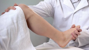 Hasta ayak, klinikte ilk yardım alma hasta muayene traumatologist