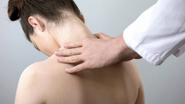 Kadın omuz, dokunmadan Nörolog Doktor muayene omurga, sağlık