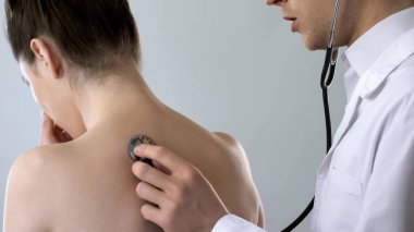 Genç kadın sert, öksürük akciğerleri zatürre tedavi dinleme doktor