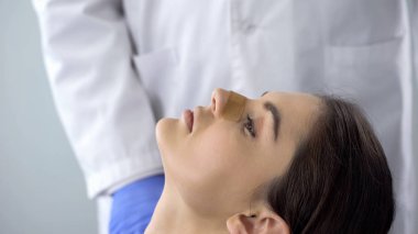 Hanımefendi göndermek burun sıkışmış sıva ile Rinoplasti hasta, kontrol için bir kırık, portre