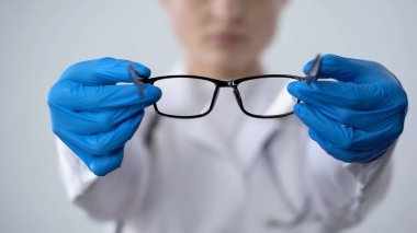 Gözlük, tedavi ve görme, sağlık düzeltilmesi sunan göz doktoru