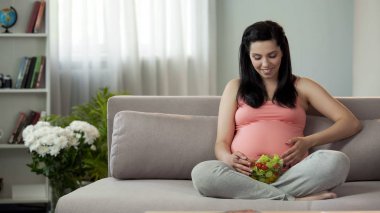 Taze salata holding, gelecekteki çocuk sağlıklı gıda accustoming hamile kadın