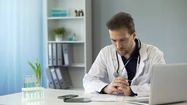 Medico Generico Che Studia Cartelle Cliniche Nuovi Pazienti Sistema Sanitario — Foto Stock