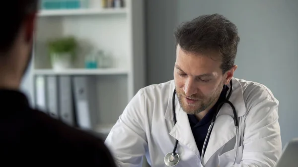 Terapeuta Masculino Conversando Con Paciente Tomando Notas Atención Médica Medicina — Foto de Stock