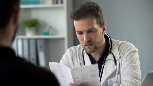 Therapist Reading Patients Test Results Making Diagnosis Healthcare Medicine — Stock Photo, Image