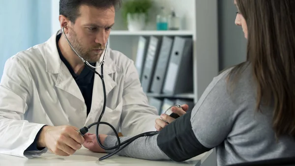 Seriös Terapeut Mäta Blodtryck Kvinnliga Tålmodig Första Hjälpen Klinik — Stockfoto