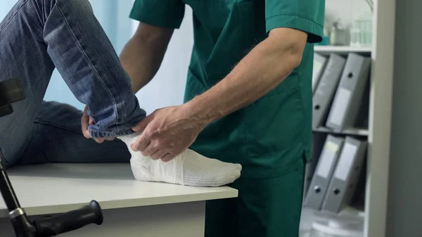 Physiotherapeut Setzt Gips Auf Gebrochenes Bein Der Patienten Traumabehandlung — Stockfoto