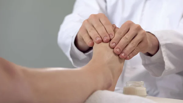 Massagista Aplicando Creme Massagem Para Pacientes Perna Procedimentos Relaxantes Saúde — Fotografia de Stock