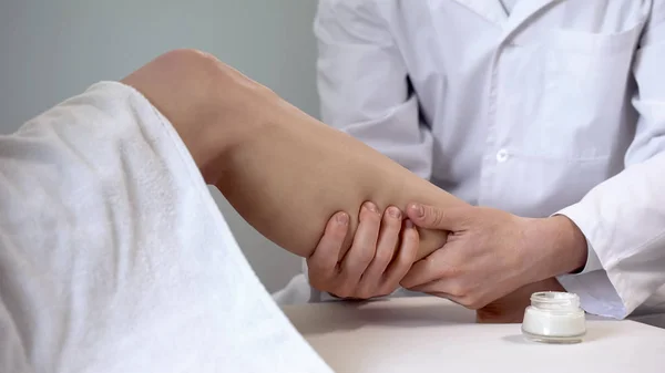 Spécialiste Réadaptation Utilise Crème Pour Massage Des Jambes Récupération Après — Photo